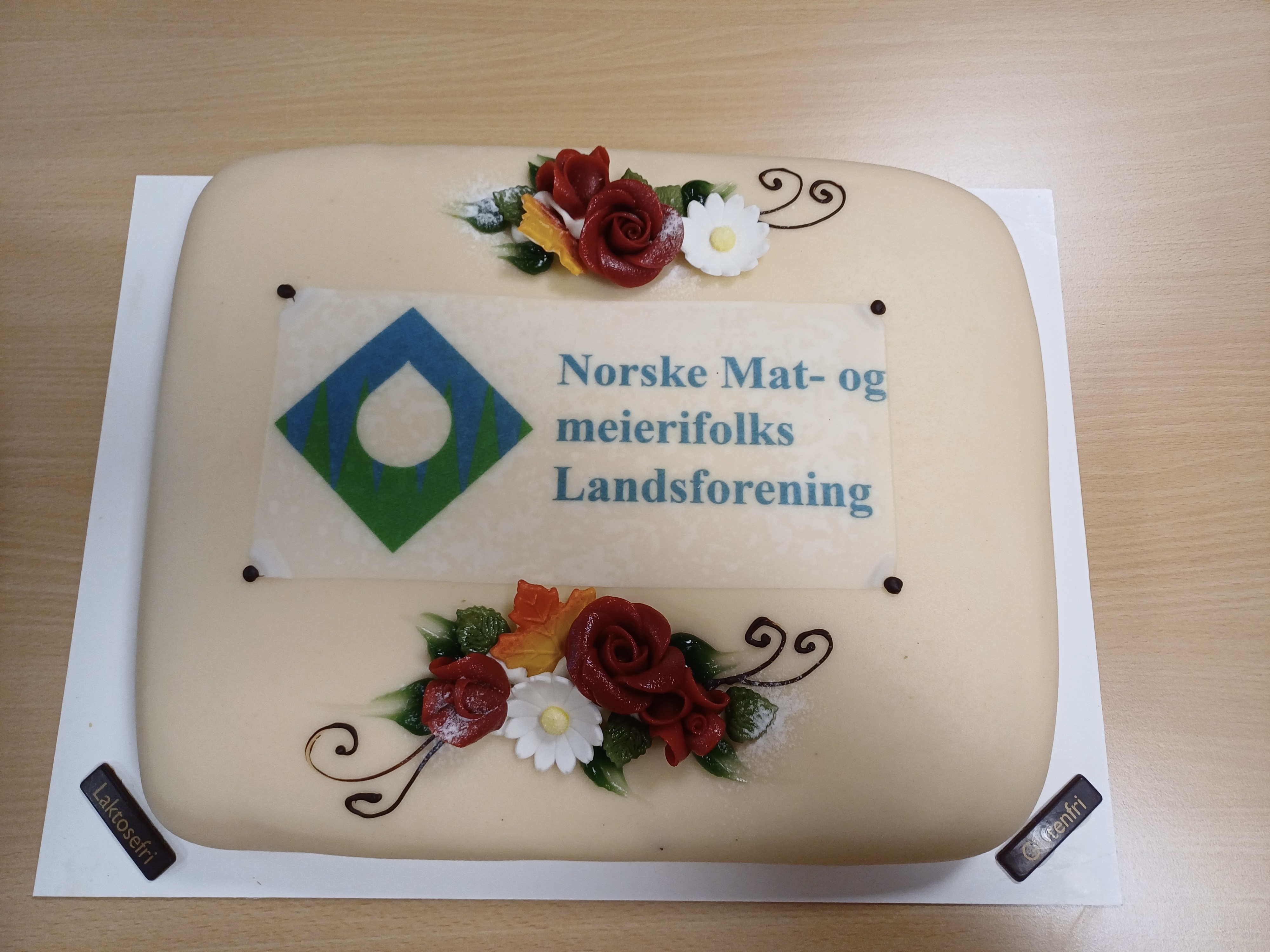 God stemning og god prat blant deltakerne på NML Kicoff på henholdsvis TINE Tretten og TINE Ørsta